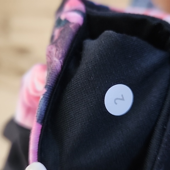 Lululemon capri leggings and shorts size 2 - Picture 6 of 6